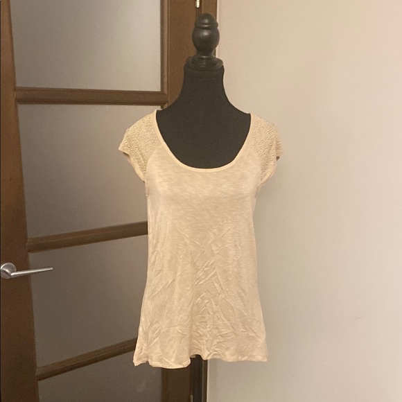 ⭐️ 5 for 20$ NWT Studded Shoulder Cream Cap Sleeve Tee. - Picture 1 of 9